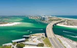Luchtfoto van Gulf Shores kustlijn en brug Alabama