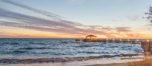 Steiger bij zonsondergang in Gulf Shores Alabama