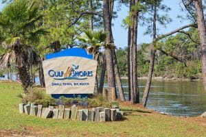 Welkomstbord van Gulf Shores Alabama aan het water