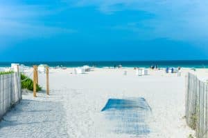 Wit zandstrand en zee bij Gulf Shores Alabama
