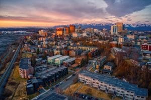Luchtfoto van Anchorage, Alaska bij zonsondergang