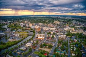Fairbanks, Alaska vanuit de lucht met rivier en stad