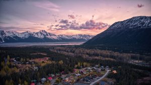 Girdwood dorp met bergen bij zonsondergang in Alaska