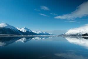Sneeuwbergen en weerspiegeling in Girdwood, Alaska