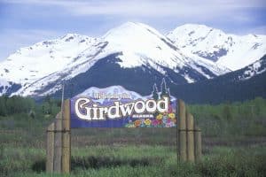 Welkomstbord Girdwood met bergen op achtergrond