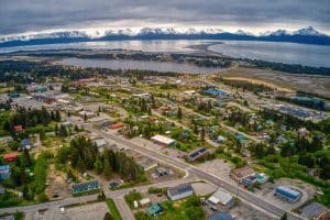 Luchtfoto van Homer, Alaska met baai en bergen