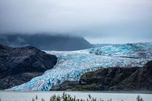 Gletsjer bij kustlijn in Juneau, Alaska