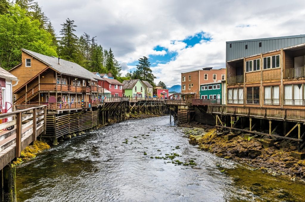 Houten huizen op palen Creek Street Ketchikan