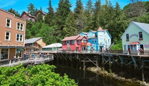 Kleurrijke huizen aan Creek Street Ketchikan