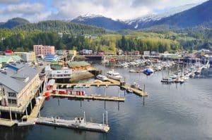 Haven van Ketchikan Alaska met boten en bergen