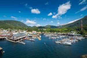 Jachthaven van Ketchikan Alaska met centrum