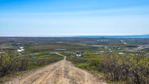 Uitzicht op Nome, Alaska vanaf een gravelpad