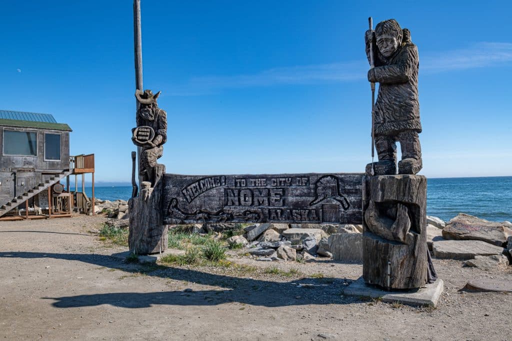 Welkomstbord van Nome, Alaska aan zee