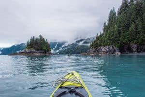 Kajakken in fjord bij Seward, Alaska