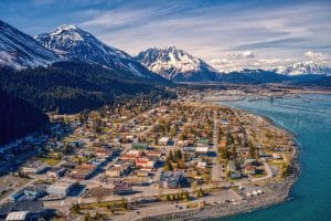 Luchtfoto van Seward, Alaska met bergen en kustlijn