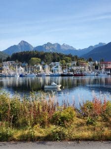 Haven met bergen op achtergrond in Sitka, Alaska