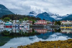 Haven met boten en bergen in Sitka, Alaska