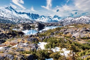 Besneeuwde bergen en meren bij Skagway, Alaska