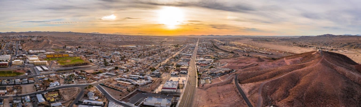 Luchtfoto van Barstow, California bij zonsondergang
