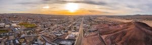 Luchtfoto van Barstow, California bij zonsondergang