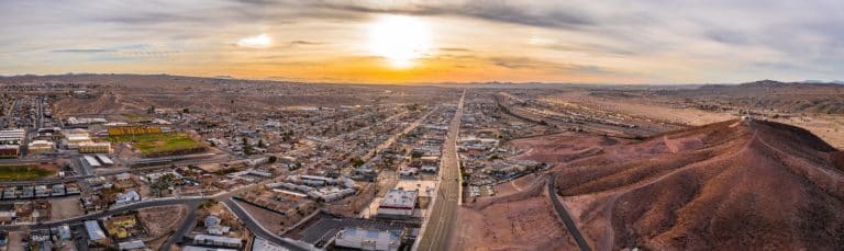 Luchtfoto van Barstow, California bij zonsondergang