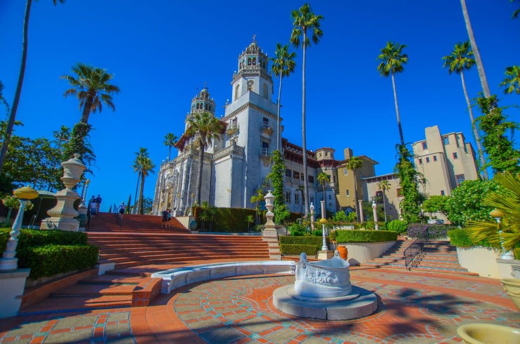 Hearst Castle in Cambria, Californië met palmbomen
