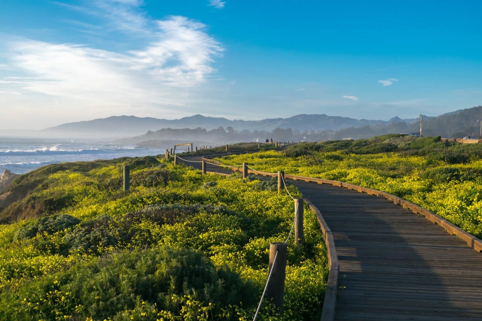 Boardwalk langs de kust van Cambria, Californië