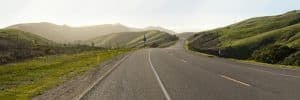 Weg in Cambria, Californië tussen groene heuvels
