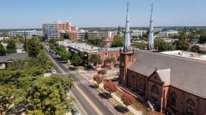 Kerk en straten in het centrum van Fresno, Californië