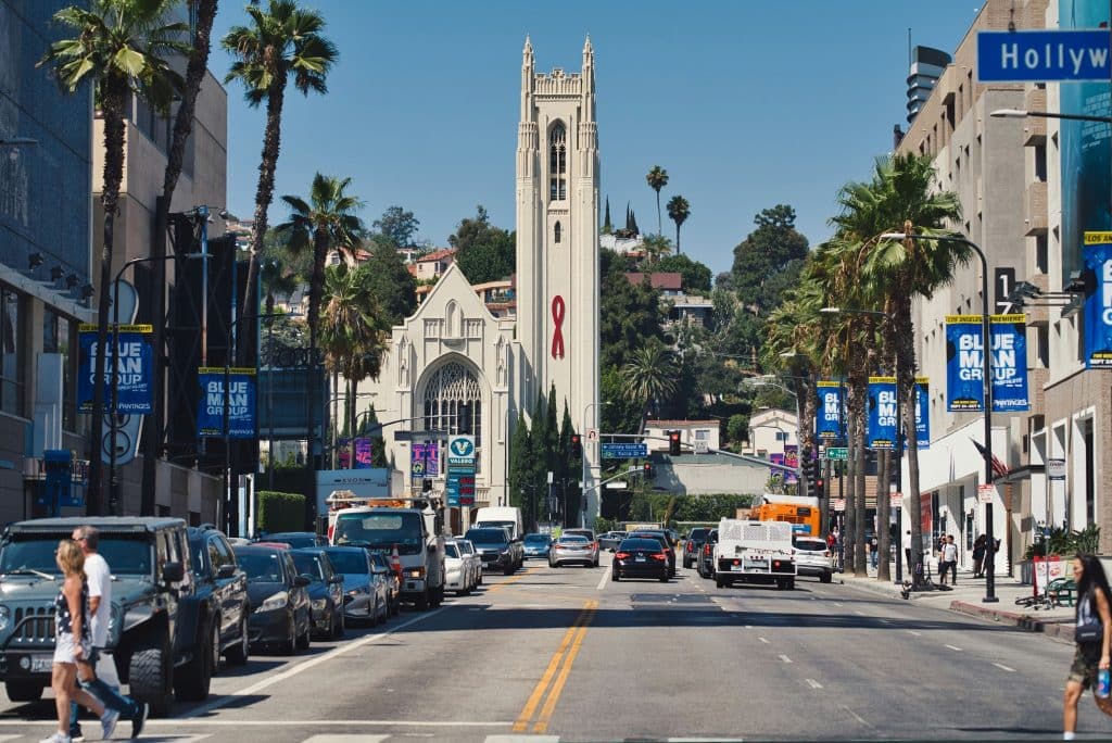 Straatbeeld Hollywood Boulevard in Los Angeles met verkeer