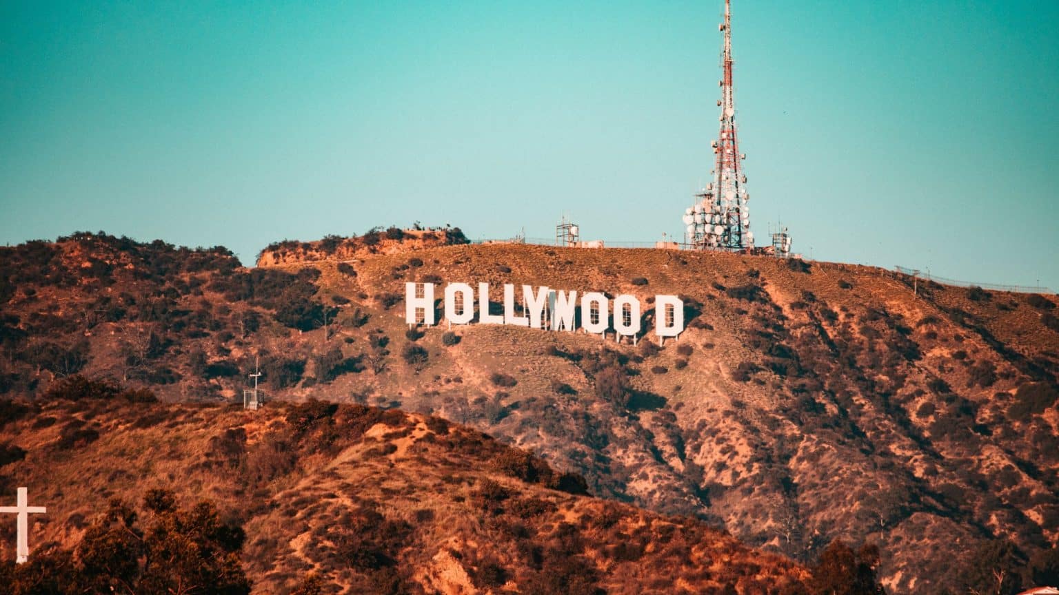 Hollywood Sign en zendmast op heuvel Los Angeles