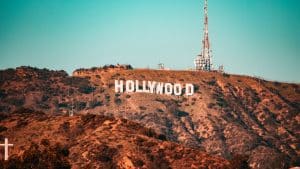 Hollywood Sign en zendmast op heuvel Los Angeles