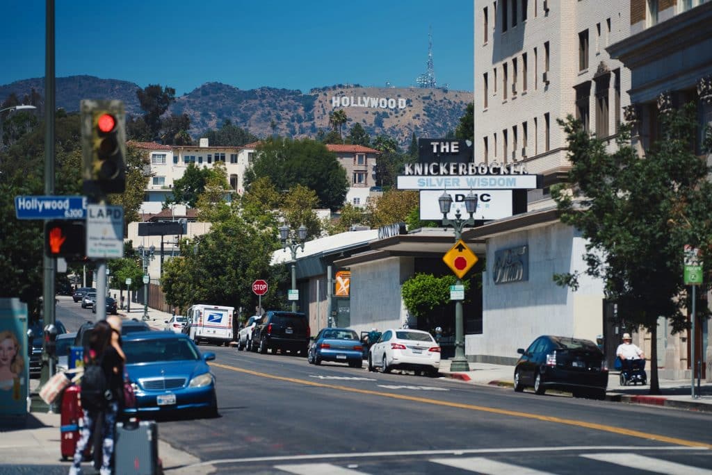 Uitzicht op Hollywood Sign vanaf straat Los Angeles (California Highlights)