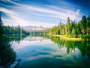 Lake Mary in Mammoth Lakes met bos en bergen California