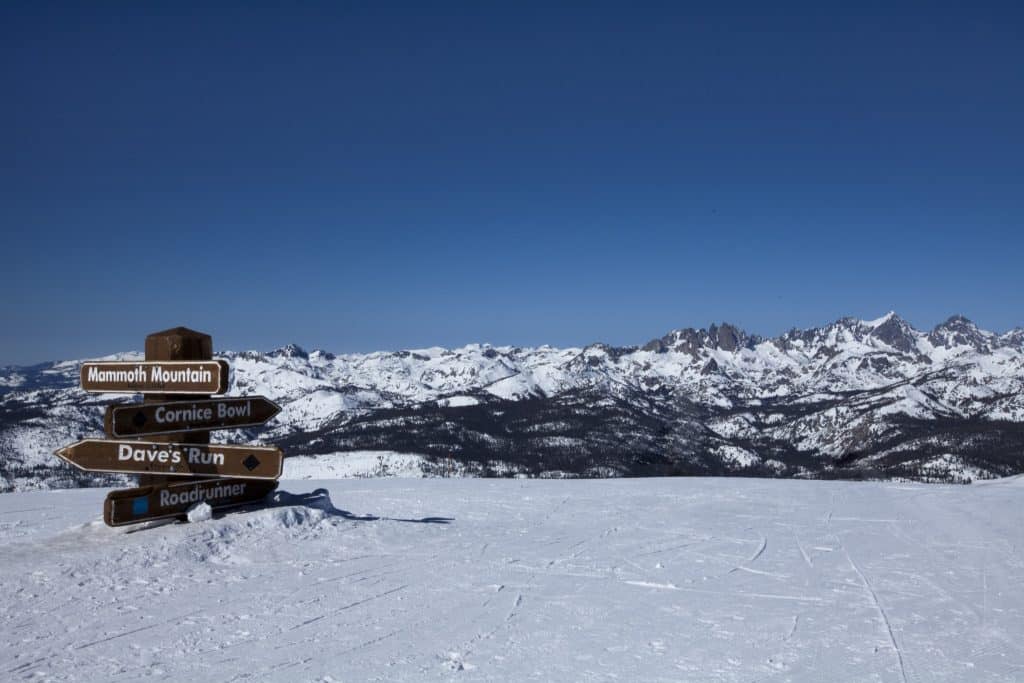 Sneeuwlandschap Mammoth Mountain met pistebord California