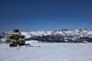 Sneeuwlandschap Mammoth Mountain met pistebord California
