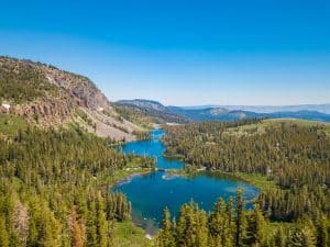 Twin Lakes Mammoth Lakes met omringend bos in California