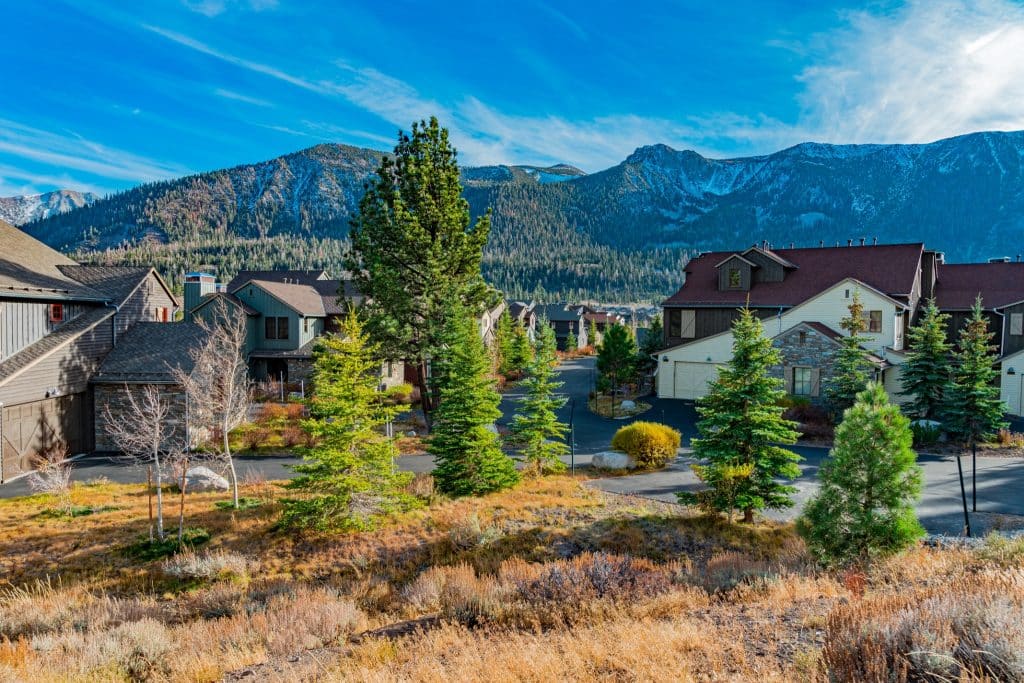 Woonwijk in Mammoth Lakes met bergen California
