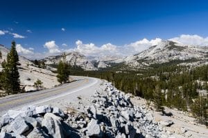 Bochtige weg door Tioga Pass Yosemite National Park California