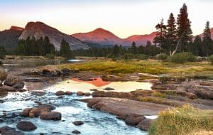 Rivier met bergen Tuolumne Meadows Yosemite National Park California