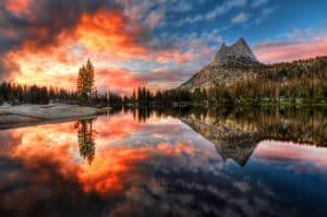 Zonsondergang bij Cathedral Peaks in Yosemite