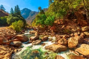 Rotsachtig berglandschap met rivier in Sequoia National Park
