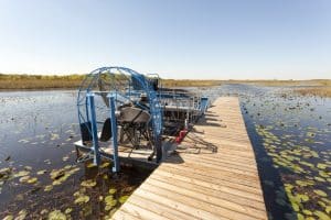 Luchtboot aan steiger in Everglades National Park, Florida