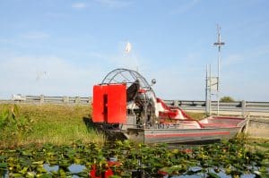 Luchtboot aan de kant in Everglades National Park, Florida