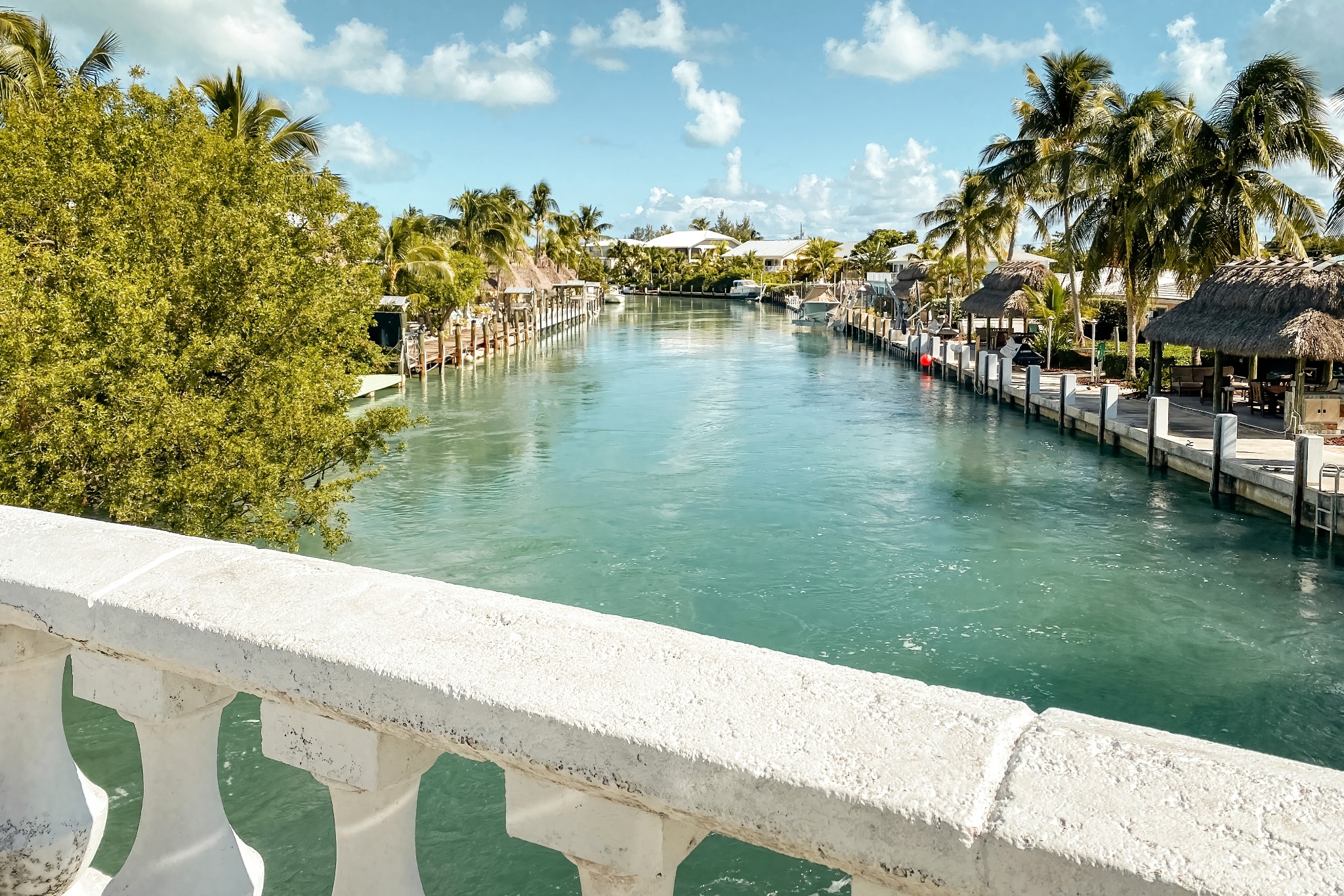 Kanaal in Duck Key Florida met huizen en palmbomen