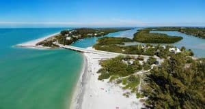 Brug en kustlijn vanuit de lucht in Fort Myers, Florida