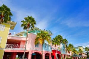 Gekleurde huizen en palmbomen in Fort Myers, Florida