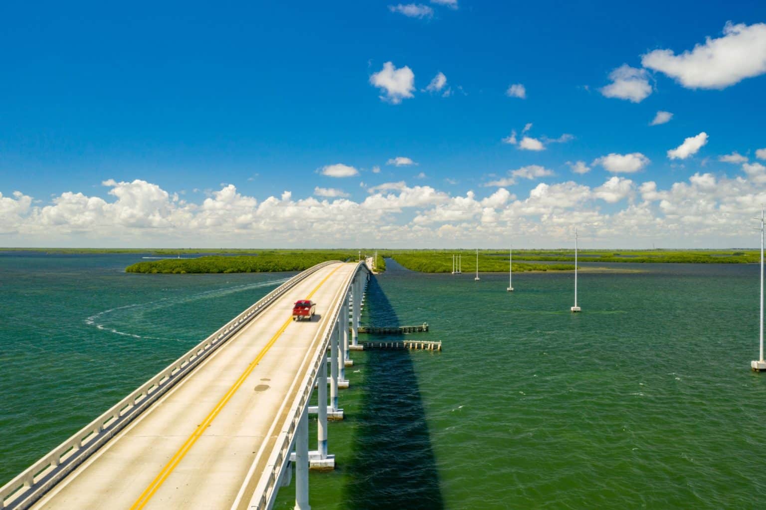 Brug over het water bij Key Largo, Florida