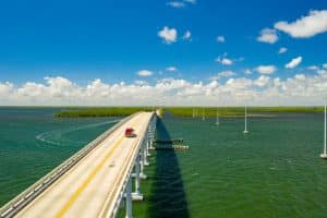 Brug over het water bij Key Largo, Florida