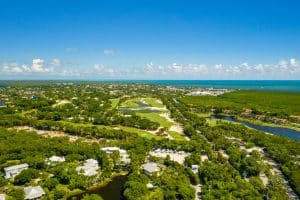 Golfbaan met omliggend groen in Key Largo, Florida